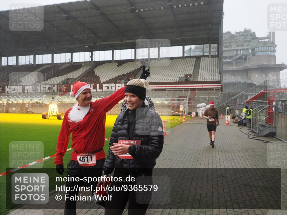 07.12.2025 - St. Pauli X-Mass-Run No. 15 Fabian Wolf http://msf.ph/oto/9365579 07.12.2025 10:14:46 Ziel 2564, 2617, 2864, 3481, 3565, 4508 meine-sportfotos.de