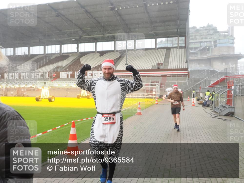 07.12.2025 - St. Pauli X-Mass-Run No. 15 Fabian Wolf http://msf.ph/oto/9365584 07.12.2025 10:14:47 Ziel 1867, 1873, 2864, 3481, 3565, 4508 meine-sportfotos.de