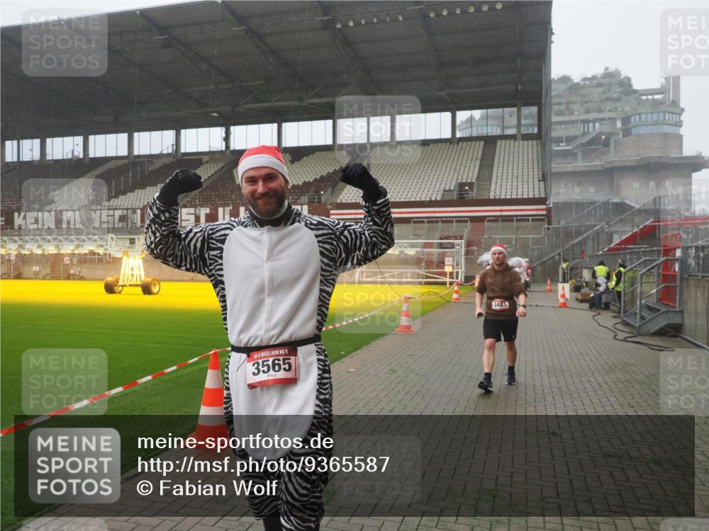 07.12.2025 - St. Pauli X-Mass-Run No. 15 Fabian Wolf http://msf.ph/oto/9365587 07.12.2025 10:14:47 Ziel 1867, 1873, 2864, 3481, 3565, 4508 meine-sportfotos.de