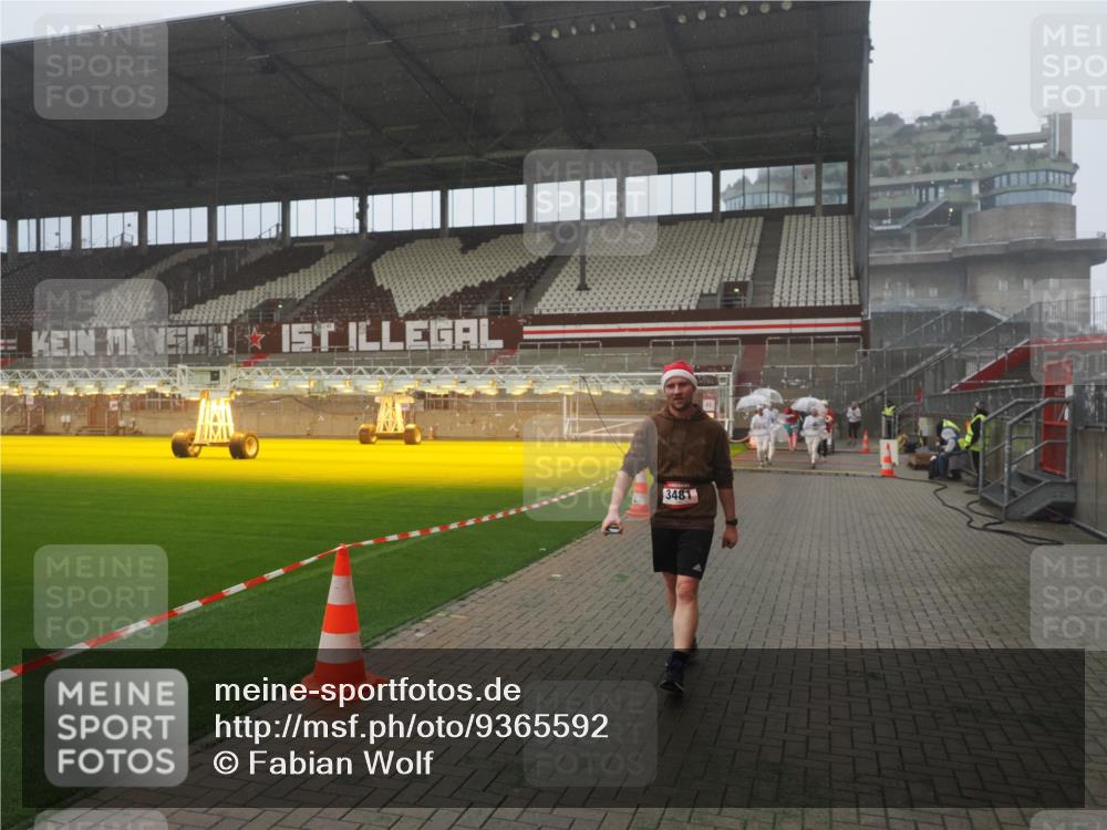 07.12.2025 - St. Pauli X-Mass-Run No. 15 Fabian Wolf http://msf.ph/oto/9365592 07.12.2025 10:14:49 Ziel 1363, 1867, 1869, 1873, 3481, 3565, 4508 meine-sportfotos.de