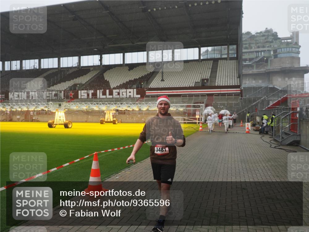 07.12.2025 - St. Pauli X-Mass-Run No. 15 Fabian Wolf http://msf.ph/oto/9365596 07.12.2025 10:14:50 Ziel 1363, 1867, 1869, 1873, 3481, 3565 meine-sportfotos.de