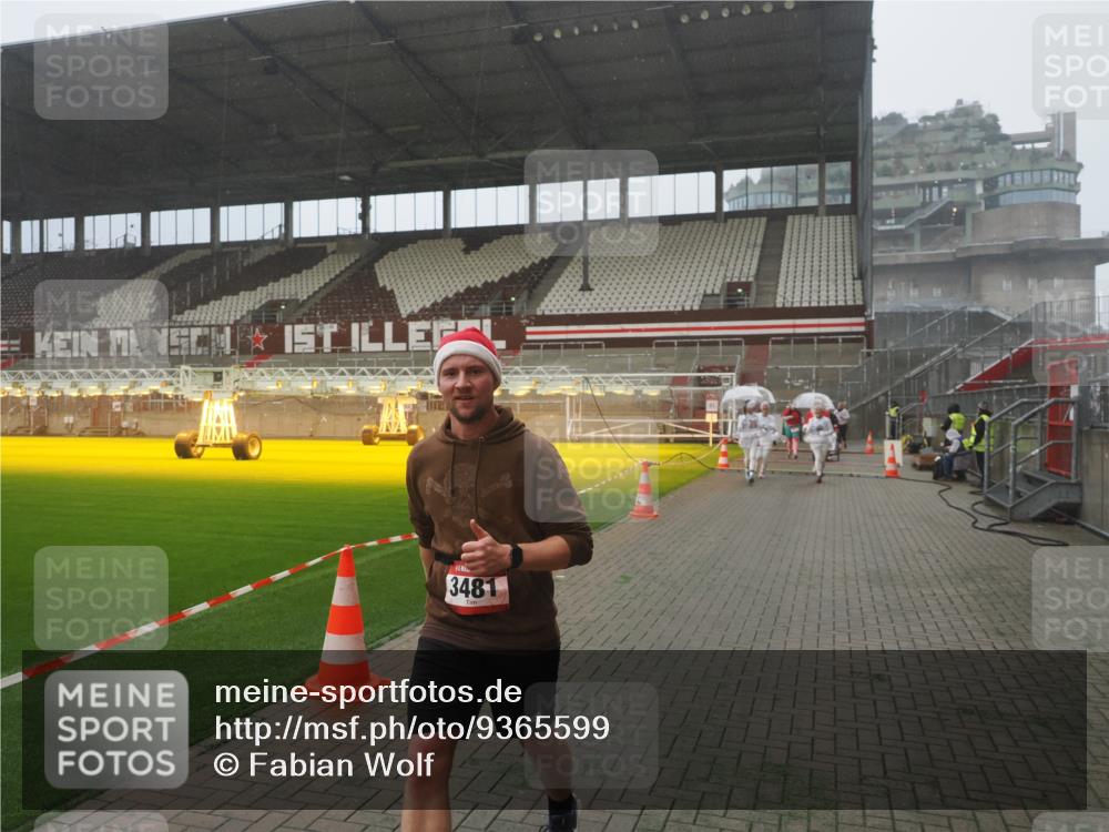 07.12.2025 - St. Pauli X-Mass-Run No. 15 Fabian Wolf http://msf.ph/oto/9365599 07.12.2025 10:14:51 Ziel 1363, 1867, 1869, 1873, 3481, 3565, 4001, 4004 meine-sportfotos.de