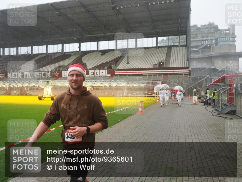 07.12.2025 - St. Pauli X-Mass-Run No. 15 Fabian Wolf http://msf.ph/oto/9365601 07.12.2025 10:14:51 Ziel 1363, 1867, 1869, 1873, 3481, 3565, 4001, 4004 meine-sportfotos.de