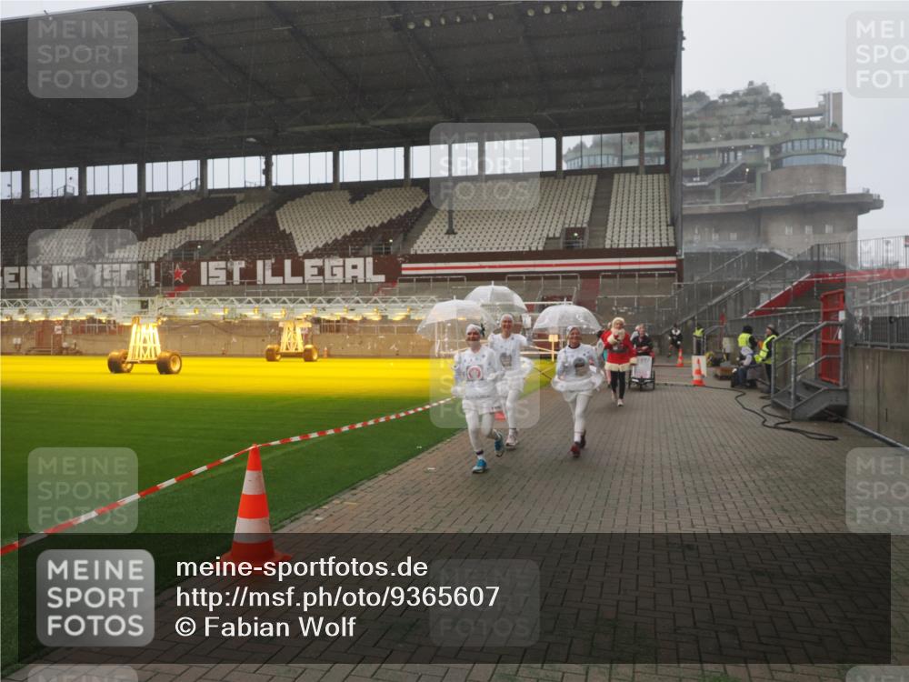 07.12.2025 - St. Pauli X-Mass-Run No. 15 Fabian Wolf http://msf.ph/oto/9365607 07.12.2025 10:14:55 Ziel 762, 1363, 1867, 1869, 1873, 2891, 3481, 4001, 4004 meine-sportfotos.de