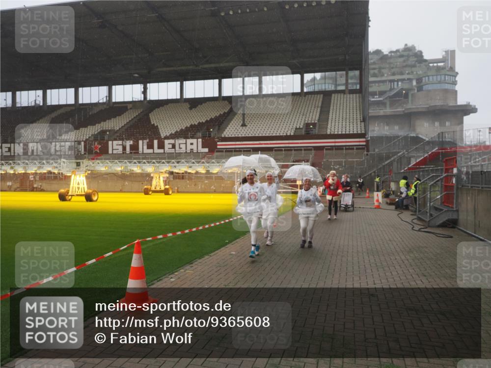 07.12.2025 - St. Pauli X-Mass-Run No. 15 Fabian Wolf http://msf.ph/oto/9365608 07.12.2025 10:14:55 Ziel 762, 1363, 1867, 1869, 1873, 2891, 3481, 4001, 4004 meine-sportfotos.de