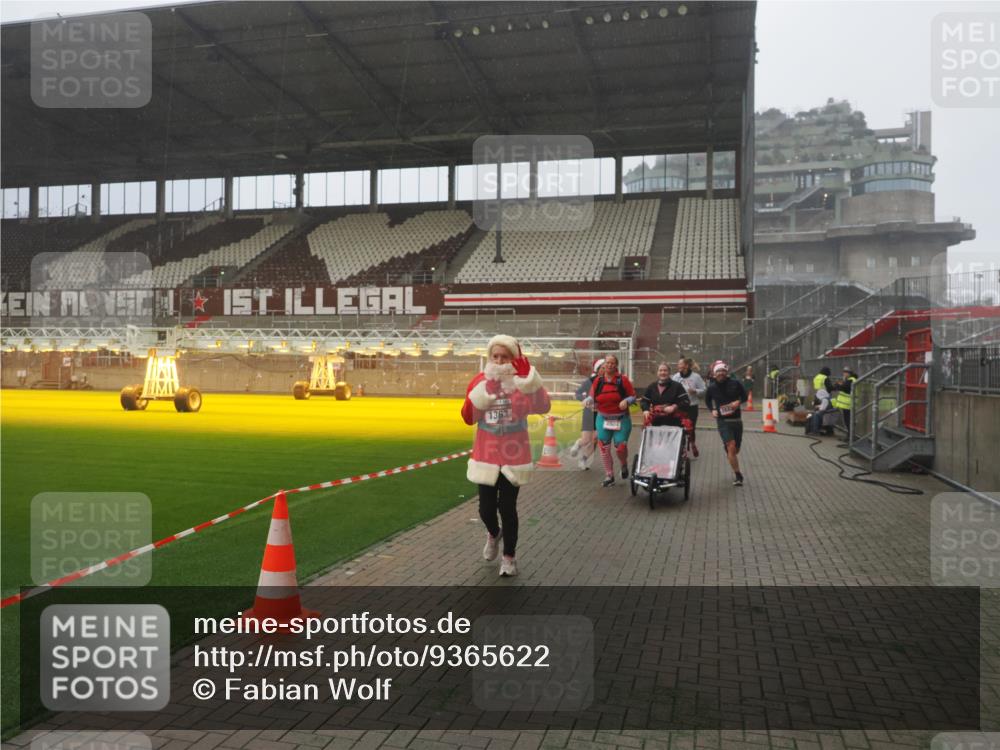 07.12.2025 - St. Pauli X-Mass-Run No. 15 Fabian Wolf http://msf.ph/oto/9365622 07.12.2025 10:15:00 Ziel 762, 1363, 1867, 1869, 1873, 2883, 2891, 3741, 4001, 4004 meine-sportfotos.de