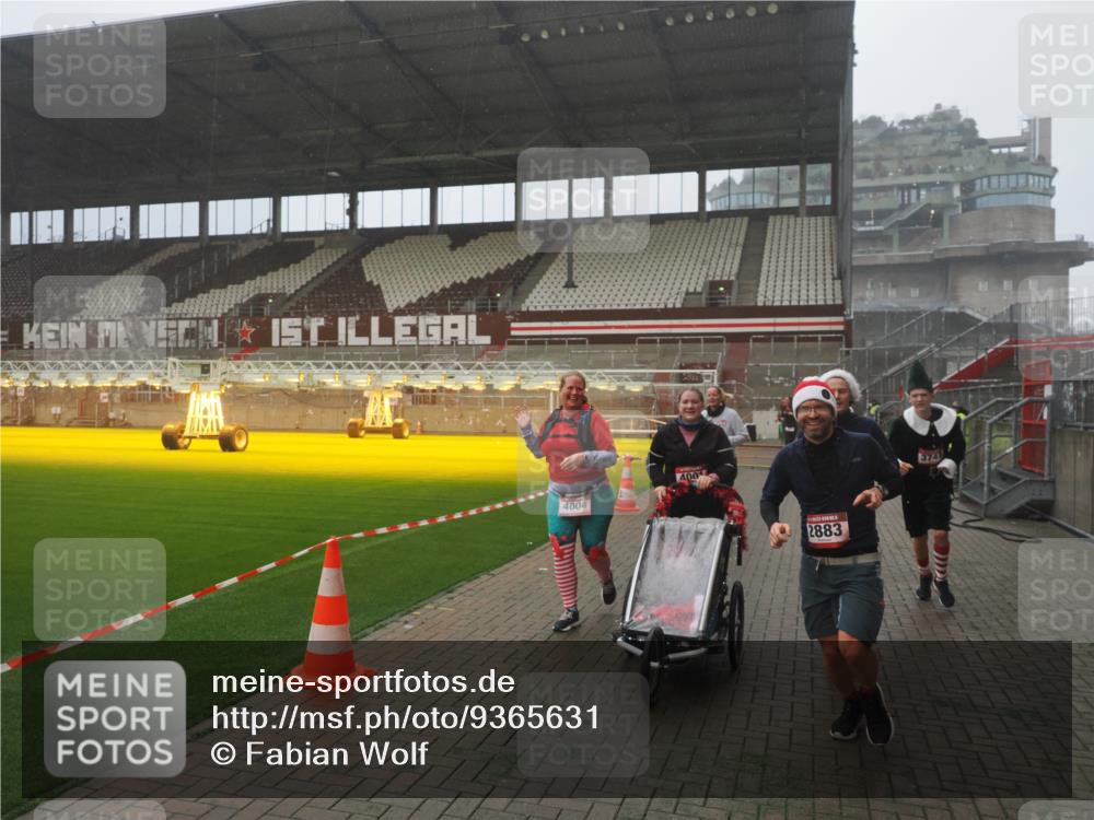 07.12.2025 - St. Pauli X-Mass-Run No. 15 Fabian Wolf http://msf.ph/oto/9365631 07.12.2025 10:15:02 Ziel 308, 762, 1363, 1867, 1869, 1873, 2883, 2891, 3741, 4001, 4004 meine-sportfotos.de