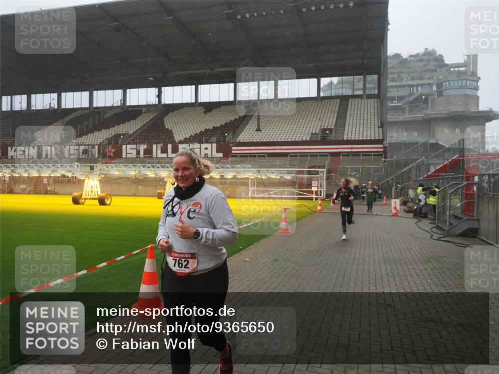 07.12.2025 - St. Pauli X-Mass-Run No. 15 Fabian Wolf http://msf.ph/oto/9365650 07.12.2025 10:15:06 Ziel 308, 762, 1363, 1867, 1869, 1873, 2666, 2667, 2668, 2883, 2891, 3741, 4001, 4004 meine-sportfotos.de