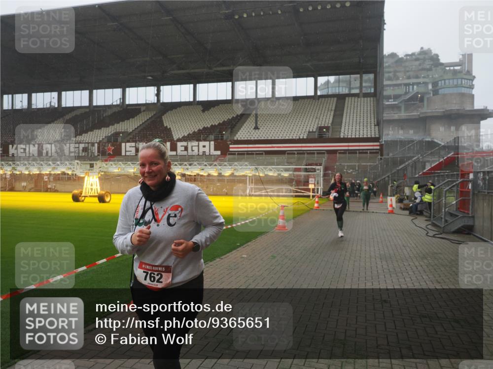 07.12.2025 - St. Pauli X-Mass-Run No. 15 Fabian Wolf http://msf.ph/oto/9365651 07.12.2025 10:15:06 Ziel 308, 762, 1363, 1867, 1869, 1873, 2666, 2667, 2668, 2883, 2891, 3741, 4001, 4004 meine-sportfotos.de