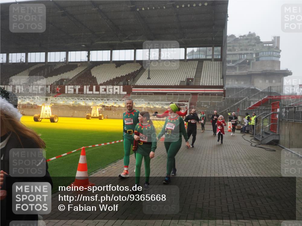 07.12.2025 - St. Pauli X-Mass-Run No. 15 Fabian Wolf http://msf.ph/oto/9365668 07.12.2025 10:15:19 Ziel 308, 431, 436, 438, 1180, 1183, 1885, 2666, 2667, 2668, 3103, 4494, 4536 meine-sportfotos.de