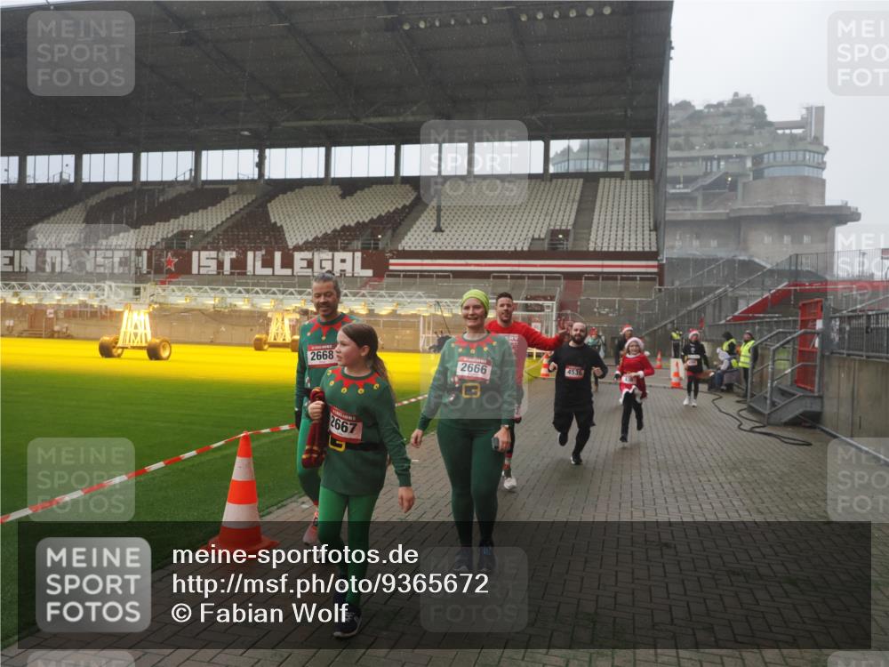 07.12.2025 - St. Pauli X-Mass-Run No. 15 Fabian Wolf http://msf.ph/oto/9365672 07.12.2025 10:15:20 Ziel 308, 431, 436, 438, 1180, 1183, 1885, 2666, 2667, 2668, 3103, 4494, 4536 meine-sportfotos.de