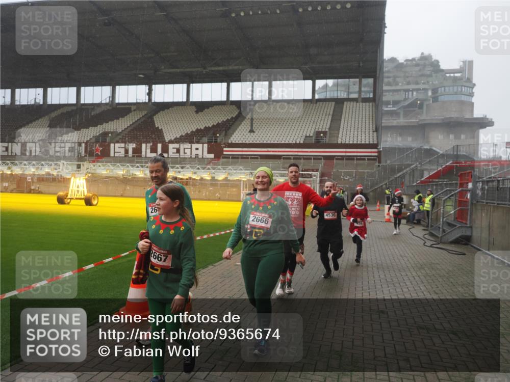 07.12.2025 - St. Pauli X-Mass-Run No. 15 Fabian Wolf http://msf.ph/oto/9365674 07.12.2025 10:15:20 Ziel 308, 431, 436, 438, 1180, 1183, 1885, 2666, 2667, 2668, 3103, 4494, 4536 meine-sportfotos.de