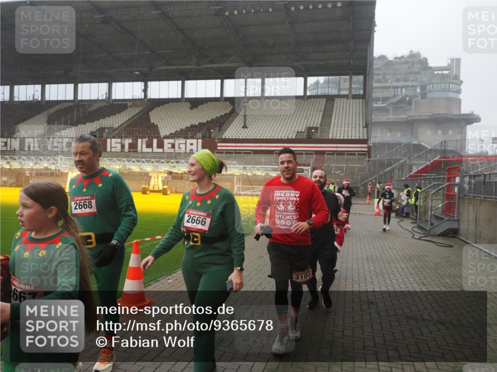 07.12.2025 - St. Pauli X-Mass-Run No. 15 Fabian Wolf http://msf.ph/oto/9365678 07.12.2025 10:15:21 Ziel 308, 431, 436, 438, 1180, 1183, 1885, 2666, 2667, 2668, 3103, 4494, 4536 meine-sportfotos.de