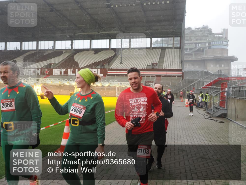 07.12.2025 - St. Pauli X-Mass-Run No. 15 Fabian Wolf http://msf.ph/oto/9365680 07.12.2025 10:15:21 Ziel 308, 431, 436, 438, 1180, 1183, 1885, 2666, 2667, 2668, 3103, 4494, 4536 meine-sportfotos.de