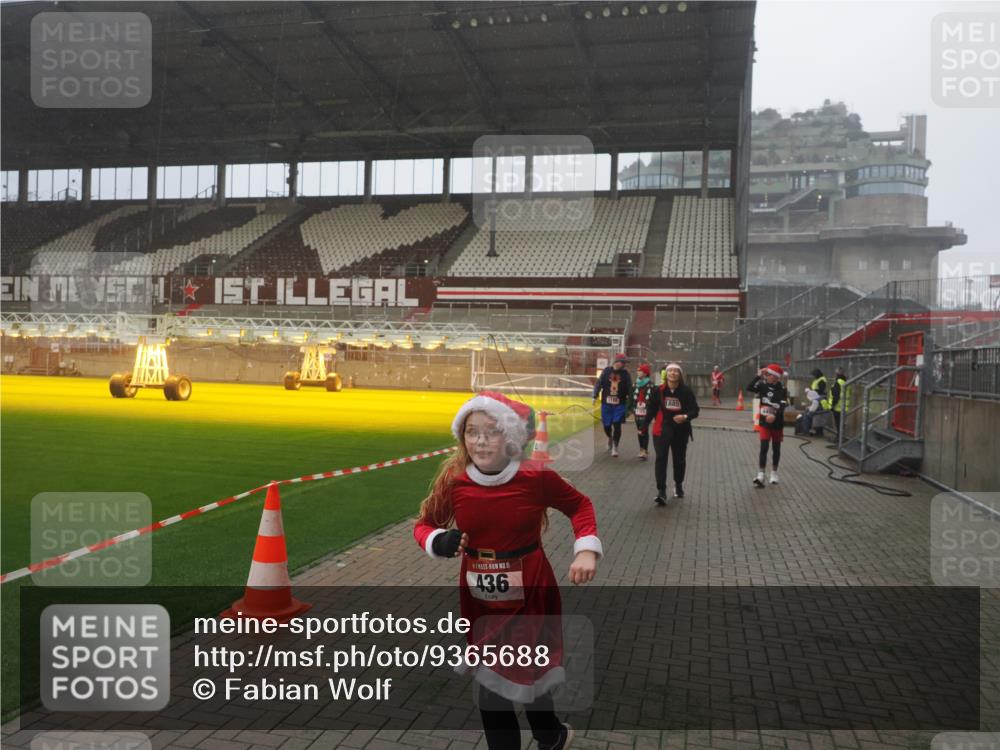 07.12.2025 - St. Pauli X-Mass-Run No. 15 Fabian Wolf http://msf.ph/oto/9365688 07.12.2025 10:15:23 Ziel 431, 436, 438, 1180, 1183, 1885, 2666, 2667, 2668, 3103, 4494, 4536 meine-sportfotos.de