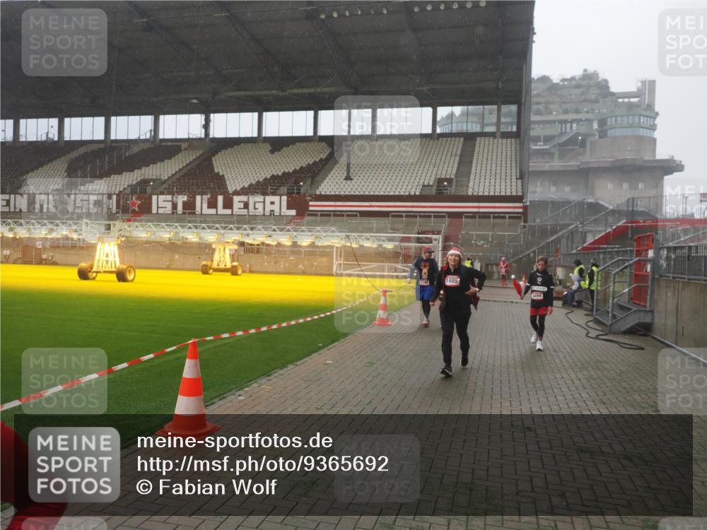 07.12.2025 - St. Pauli X-Mass-Run No. 15 Fabian Wolf http://msf.ph/oto/9365692 07.12.2025 10:15:24 Ziel 431, 436, 438, 1180, 1183, 1885, 2666, 2667, 2668, 3103, 4494, 4536 meine-sportfotos.de