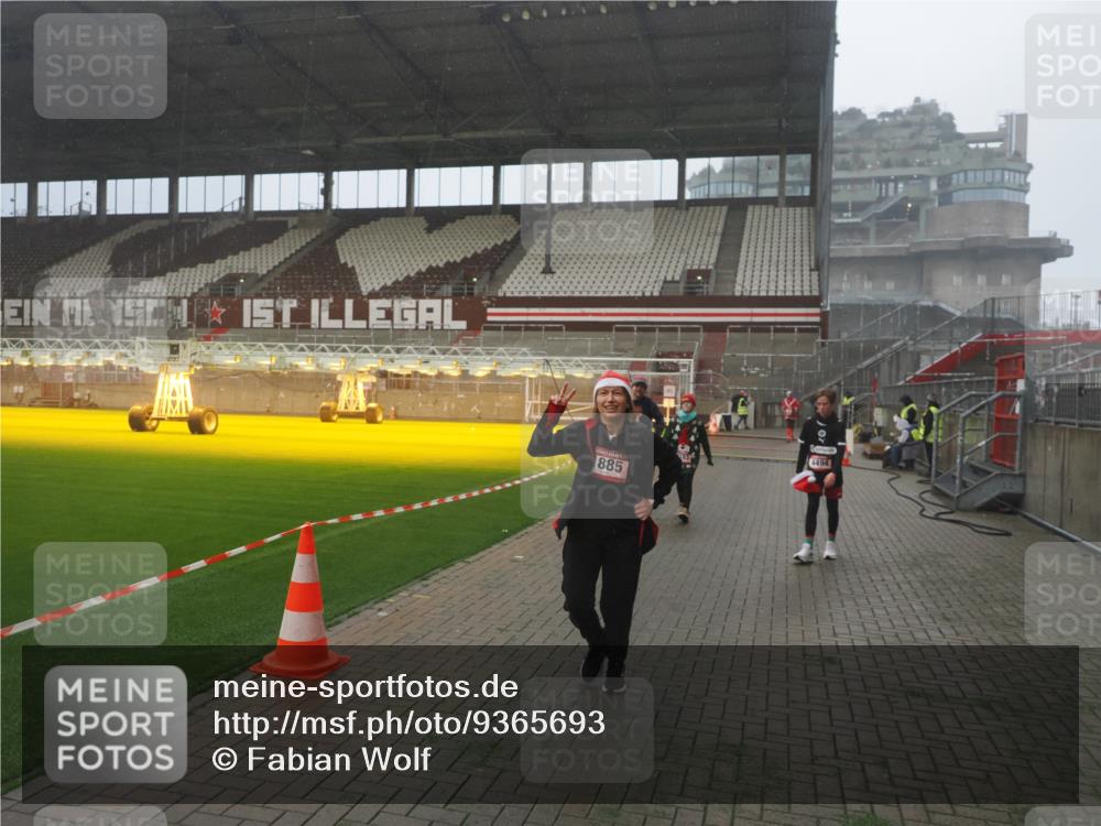 07.12.2025 - St. Pauli X-Mass-Run No. 15 Fabian Wolf http://msf.ph/oto/9365693 07.12.2025 10:15:25 Ziel 431, 436, 438, 1180, 1183, 1885, 3103, 4494, 4536 meine-sportfotos.de