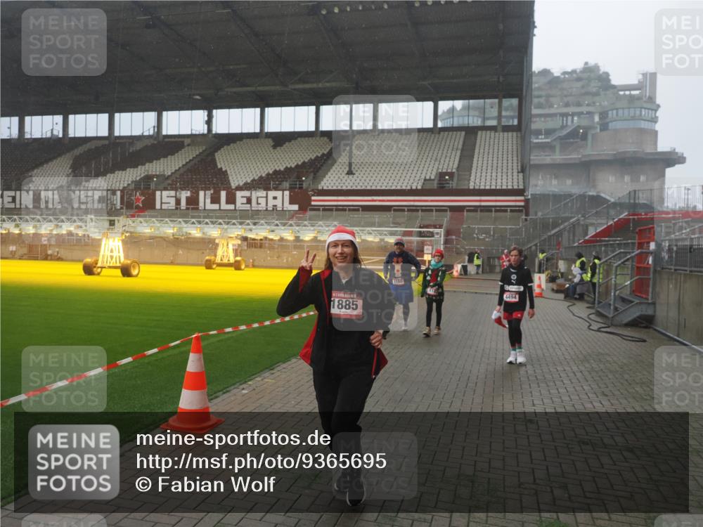 07.12.2025 - St. Pauli X-Mass-Run No. 15 Fabian Wolf http://msf.ph/oto/9365695 07.12.2025 10:15:25 Ziel 431, 436, 438, 1180, 1183, 1885, 3103, 4494, 4536 meine-sportfotos.de