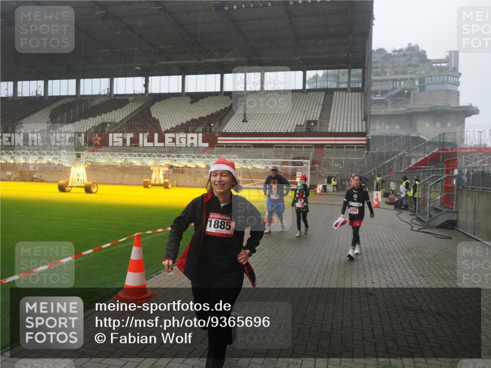 07.12.2025 - St. Pauli X-Mass-Run No. 15 Fabian Wolf http://msf.ph/oto/9365696 07.12.2025 10:15:26 Ziel 431, 436, 438, 1180, 1183, 1885, 3053, 3103, 4494, 4536 meine-sportfotos.de