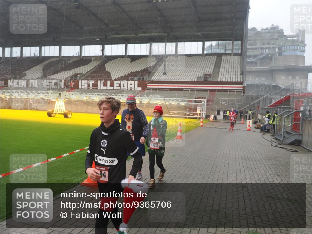 07.12.2025 - St. Pauli X-Mass-Run No. 15 Fabian Wolf http://msf.ph/oto/9365706 07.12.2025 10:15:30 Ziel 431, 436, 1180, 1183, 1885, 2745, 3053, 3103, 4494, 4536 meine-sportfotos.de