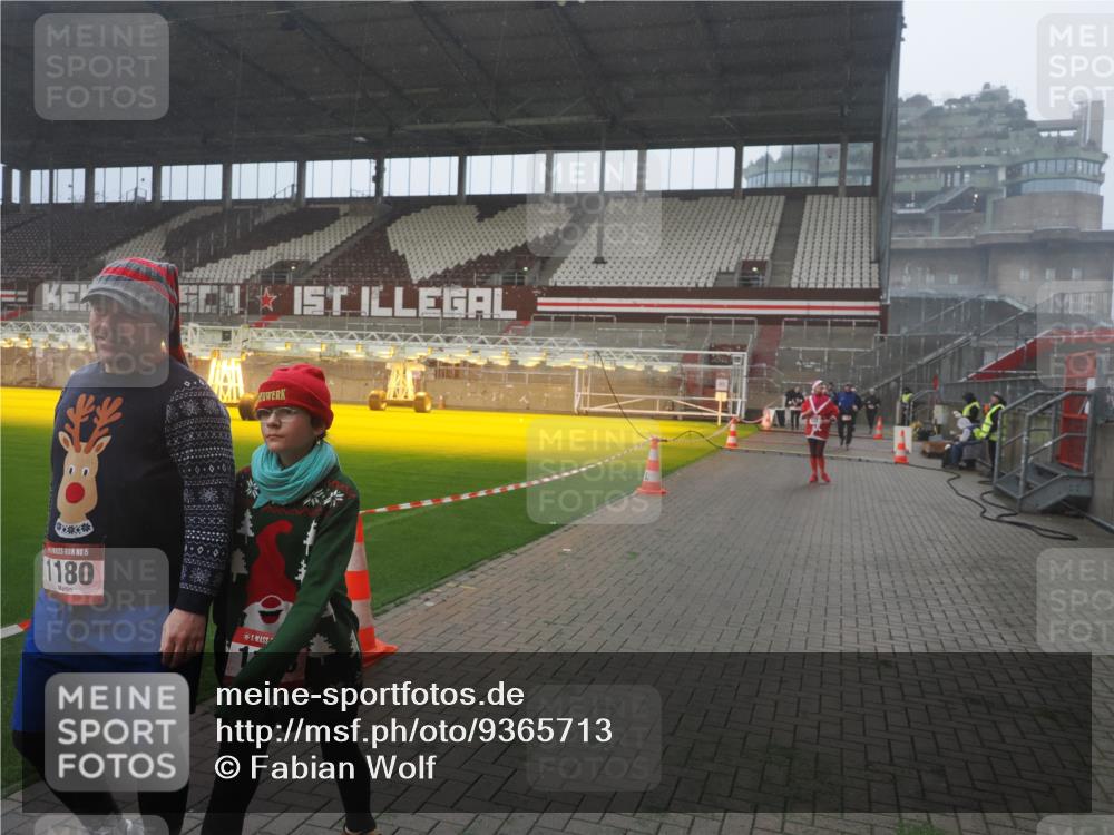 07.12.2025 - St. Pauli X-Mass-Run No. 15 Fabian Wolf http://msf.ph/oto/9365713 07.12.2025 10:15:31 Ziel 436, 1180, 1183, 1885, 2745, 3053, 3103, 4494, 4536 meine-sportfotos.de