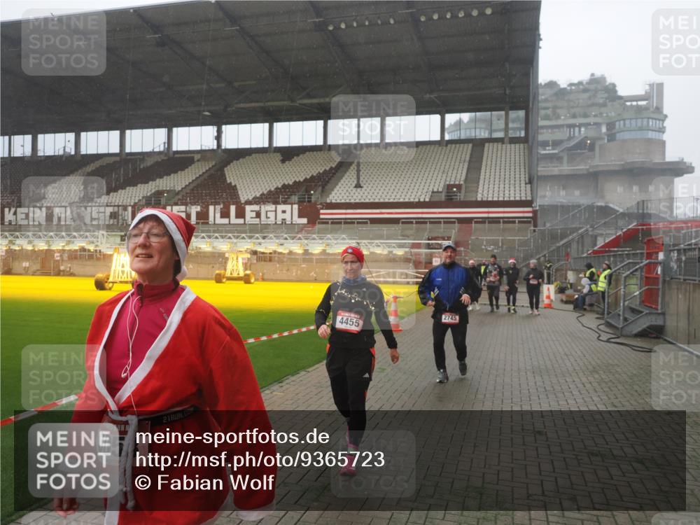 07.12.2025 - St. Pauli X-Mass-Run No. 15 Fabian Wolf http://msf.ph/oto/9365723 07.12.2025 10:15:40 Ziel 2641, 2645, 2652, 2658, 2659, 2745, 3053, 4455 meine-sportfotos.de