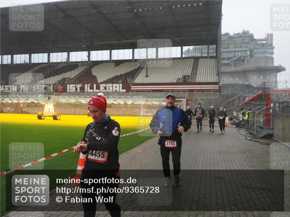 07.12.2025 - St. Pauli X-Mass-Run No. 15 Fabian Wolf http://msf.ph/oto/9365728 07.12.2025 10:15:41 Ziel 2641, 2645, 2652, 2658, 2659, 2745, 3053, 4455 meine-sportfotos.de