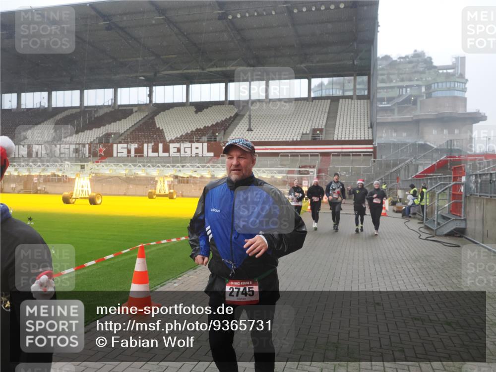 07.12.2025 - St. Pauli X-Mass-Run No. 15 Fabian Wolf http://msf.ph/oto/9365731 07.12.2025 10:15:42 Ziel 2641, 2645, 2652, 2658, 2659, 2745, 3053, 4455 meine-sportfotos.de