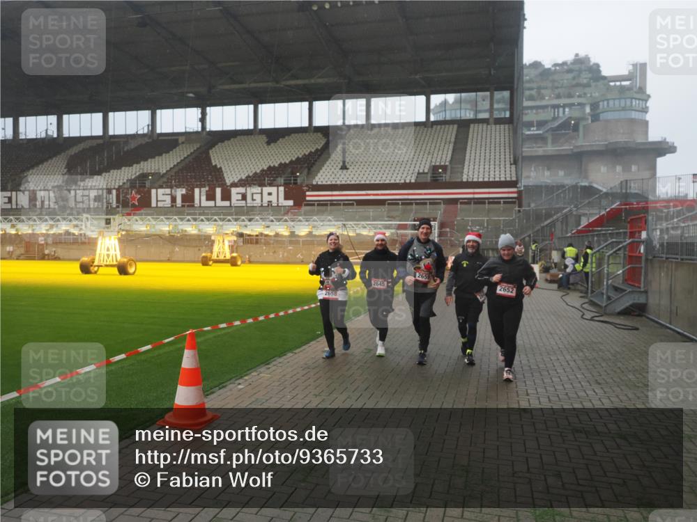 07.12.2025 - St. Pauli X-Mass-Run No. 15 Fabian Wolf http://msf.ph/oto/9365733 07.12.2025 10:15:46 Ziel 2641, 2645, 2652, 2658, 2659, 2745, 3053, 4455 meine-sportfotos.de