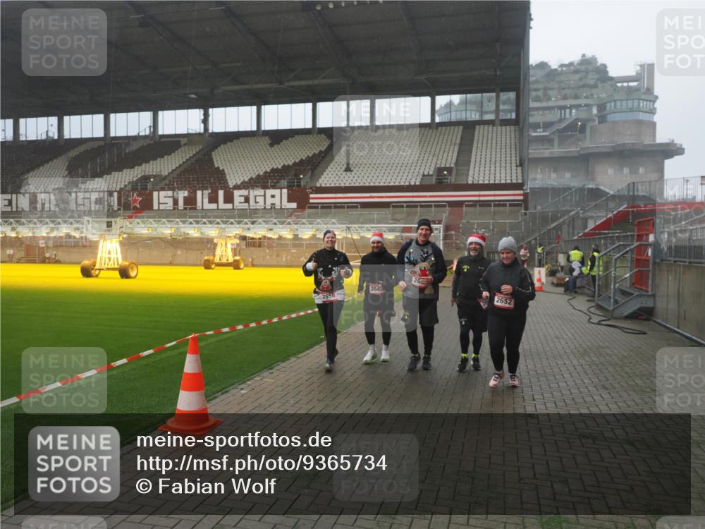 07.12.2025 - St. Pauli X-Mass-Run No. 15 Fabian Wolf http://msf.ph/oto/9365734 07.12.2025 10:15:46 Ziel 2641, 2645, 2652, 2658, 2659, 2745, 3053, 4455 meine-sportfotos.de