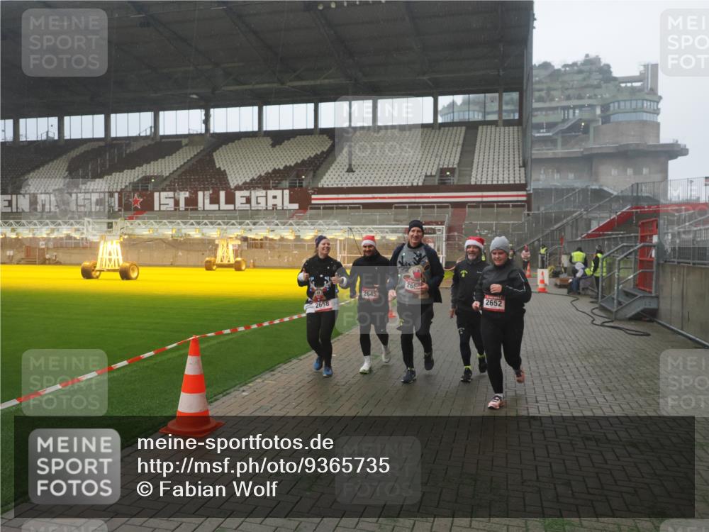 07.12.2025 - St. Pauli X-Mass-Run No. 15 Fabian Wolf http://msf.ph/oto/9365735 07.12.2025 10:15:46 Ziel 2641, 2645, 2652, 2658, 2659, 2745, 3053, 4455 meine-sportfotos.de