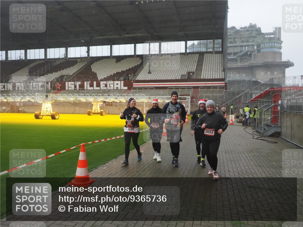 07.12.2025 - St. Pauli X-Mass-Run No. 15 Fabian Wolf http://msf.ph/oto/9365736 07.12.2025 10:15:46 Ziel 2641, 2645, 2652, 2658, 2659, 2745, 3053, 4455 meine-sportfotos.de