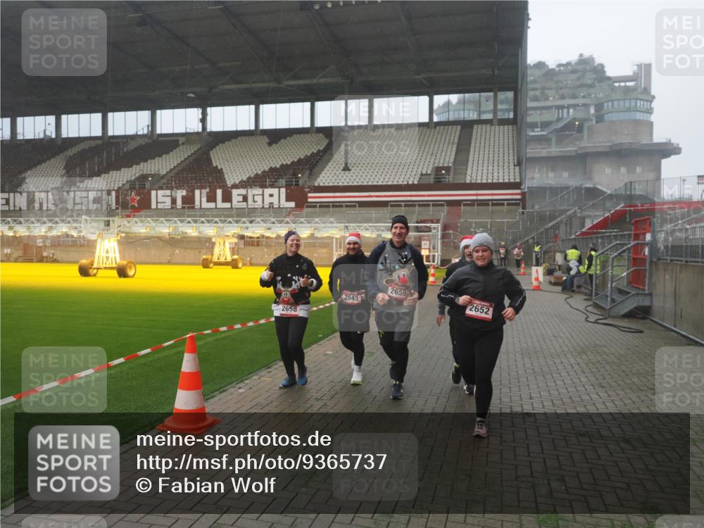 07.12.2025 - St. Pauli X-Mass-Run No. 15 Fabian Wolf http://msf.ph/oto/9365737 07.12.2025 10:15:46 Ziel 2641, 2645, 2652, 2658, 2659, 2745, 3053, 4455 meine-sportfotos.de