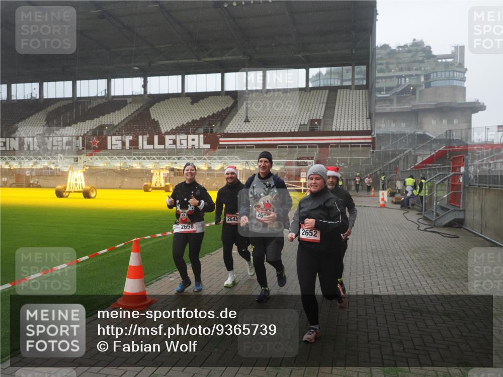 07.12.2025 - St. Pauli X-Mass-Run No. 15 Fabian Wolf http://msf.ph/oto/9365739 07.12.2025 10:15:47 Ziel 2641, 2645, 2652, 2658, 2659, 2745, 4455 meine-sportfotos.de