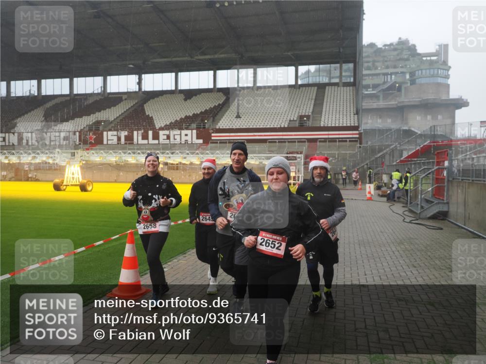 07.12.2025 - St. Pauli X-Mass-Run No. 15 Fabian Wolf http://msf.ph/oto/9365741 07.12.2025 10:15:47 Ziel 2641, 2645, 2652, 2658, 2659, 2745, 4455 meine-sportfotos.de
