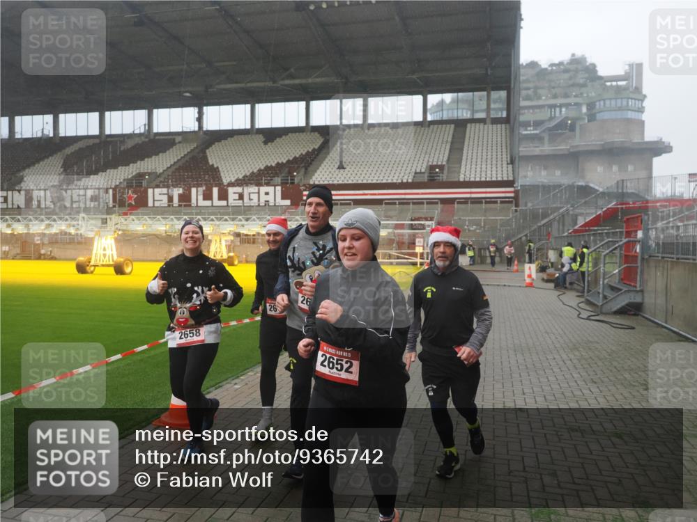 07.12.2025 - St. Pauli X-Mass-Run No. 15 Fabian Wolf http://msf.ph/oto/9365742 07.12.2025 10:15:47 Ziel 2641, 2645, 2652, 2658, 2659, 2745, 4455 meine-sportfotos.de
