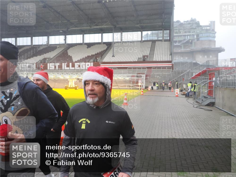 07.12.2025 - St. Pauli X-Mass-Run No. 15 Fabian Wolf http://msf.ph/oto/9365745 07.12.2025 10:15:48 Ziel 2641, 2645, 2652, 2658, 2659, 2745, 4455 meine-sportfotos.de