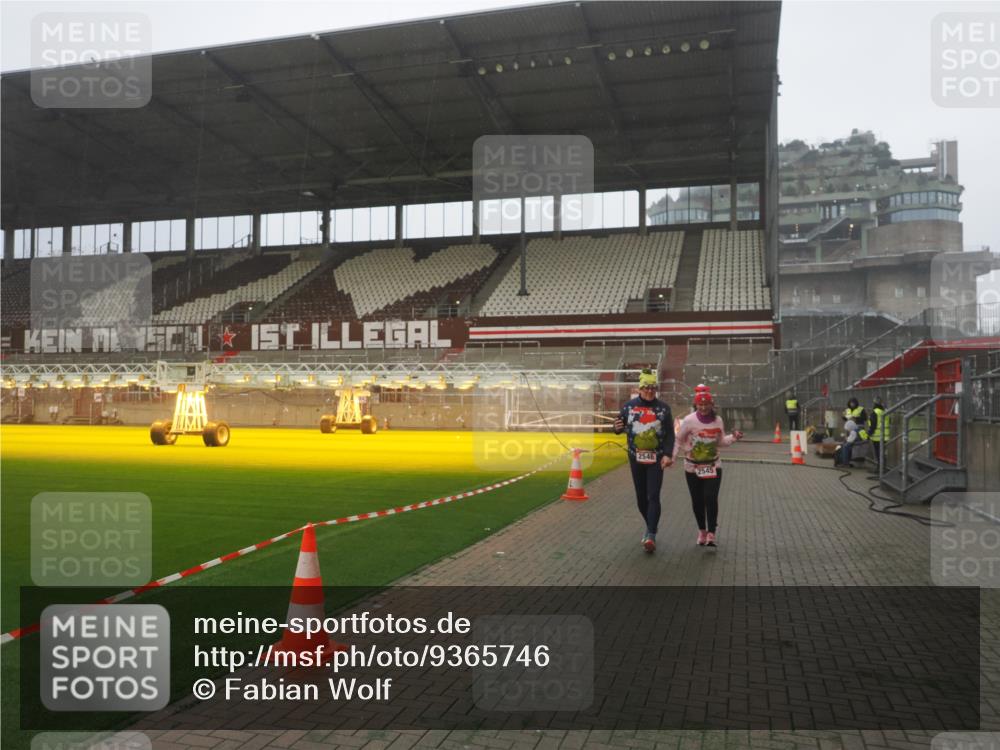 07.12.2025 - St. Pauli X-Mass-Run No. 15 Fabian Wolf http://msf.ph/oto/9365746 07.12.2025 10:16:02 Ziel 2545, 2546 meine-sportfotos.de