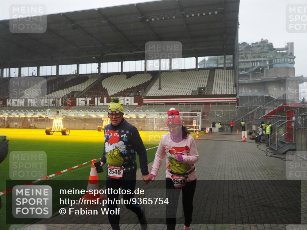 07.12.2025 - St. Pauli X-Mass-Run No. 15 Fabian Wolf http://msf.ph/oto/9365754 07.12.2025 10:16:05 Ziel 2545, 2546 meine-sportfotos.de