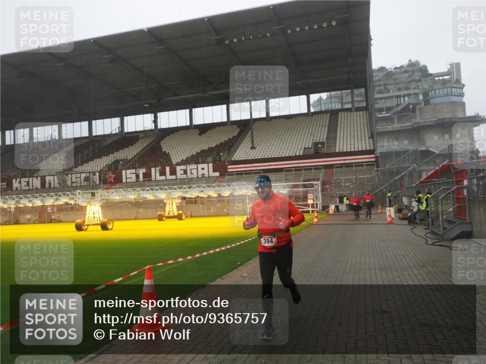 07.12.2025 - St. Pauli X-Mass-Run No. 15 Fabian Wolf http://msf.ph/oto/9365757 07.12.2025 10:16:14 Ziel 394, 1328, 2743 meine-sportfotos.de