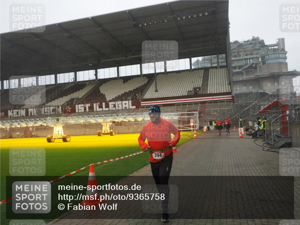 07.12.2025 - St. Pauli X-Mass-Run No. 15 Fabian Wolf http://msf.ph/oto/9365758 07.12.2025 10:16:14 Ziel 394, 1328, 2743 meine-sportfotos.de