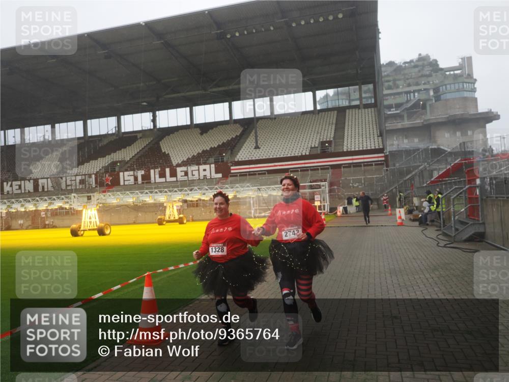 07.12.2025 - St. Pauli X-Mass-Run No. 15 Fabian Wolf http://msf.ph/oto/9365764 07.12.2025 10:16:23 Ziel 394, 1328, 2743 meine-sportfotos.de