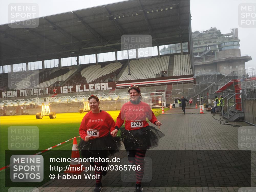 07.12.2025 - St. Pauli X-Mass-Run No. 15 Fabian Wolf http://msf.ph/oto/9365766 07.12.2025 10:16:23 Ziel 394, 1328, 2743 meine-sportfotos.de