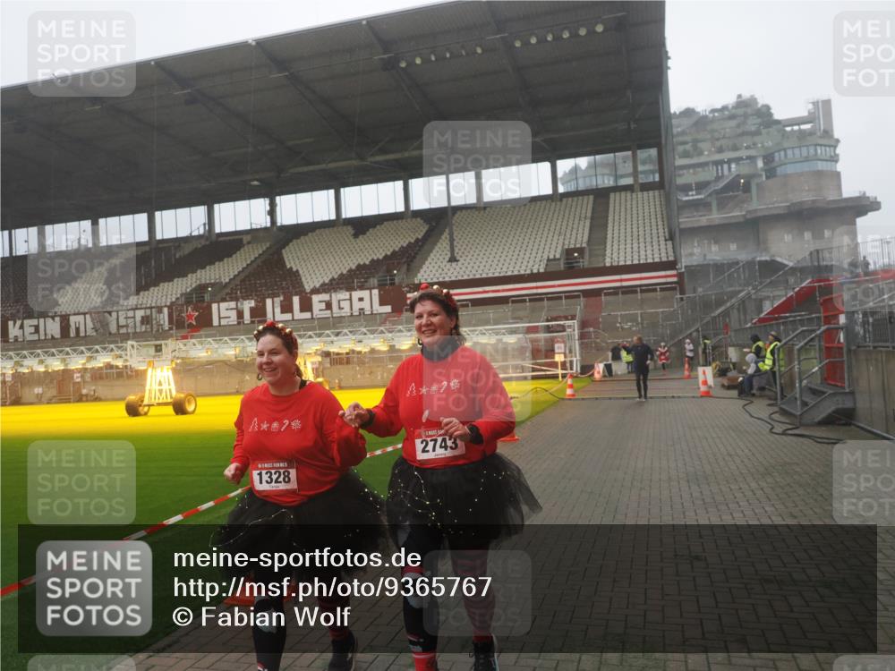 07.12.2025 - St. Pauli X-Mass-Run No. 15 Fabian Wolf http://msf.ph/oto/9365767 07.12.2025 10:16:23 Ziel 394, 1328, 2743 meine-sportfotos.de