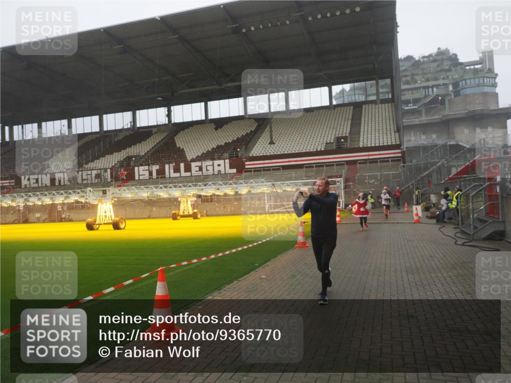 07.12.2025 - St. Pauli X-Mass-Run No. 15 Fabian Wolf http://msf.ph/oto/9365770 07.12.2025 10:16:28 Ziel 394, 1328, 2743, 4362, 4510 meine-sportfotos.de