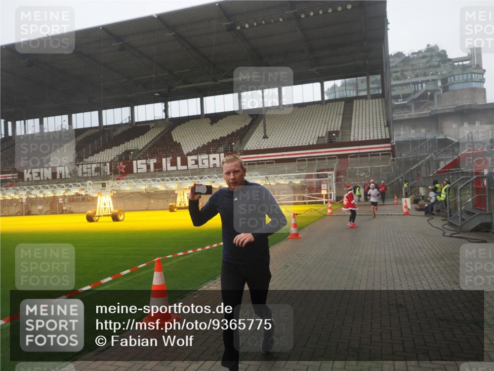 07.12.2025 - St. Pauli X-Mass-Run No. 15 Fabian Wolf http://msf.ph/oto/9365775 07.12.2025 10:16:29 Ziel 1328, 2743, 4362, 4363, 4510 meine-sportfotos.de