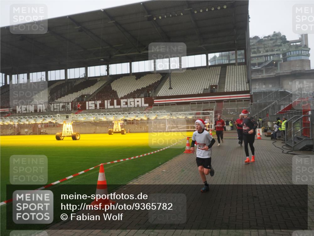 07.12.2025 - St. Pauli X-Mass-Run No. 15 Fabian Wolf http://msf.ph/oto/9365782 07.12.2025 10:16:34 Ziel 2185, 2266, 4362, 4363, 4510 meine-sportfotos.de