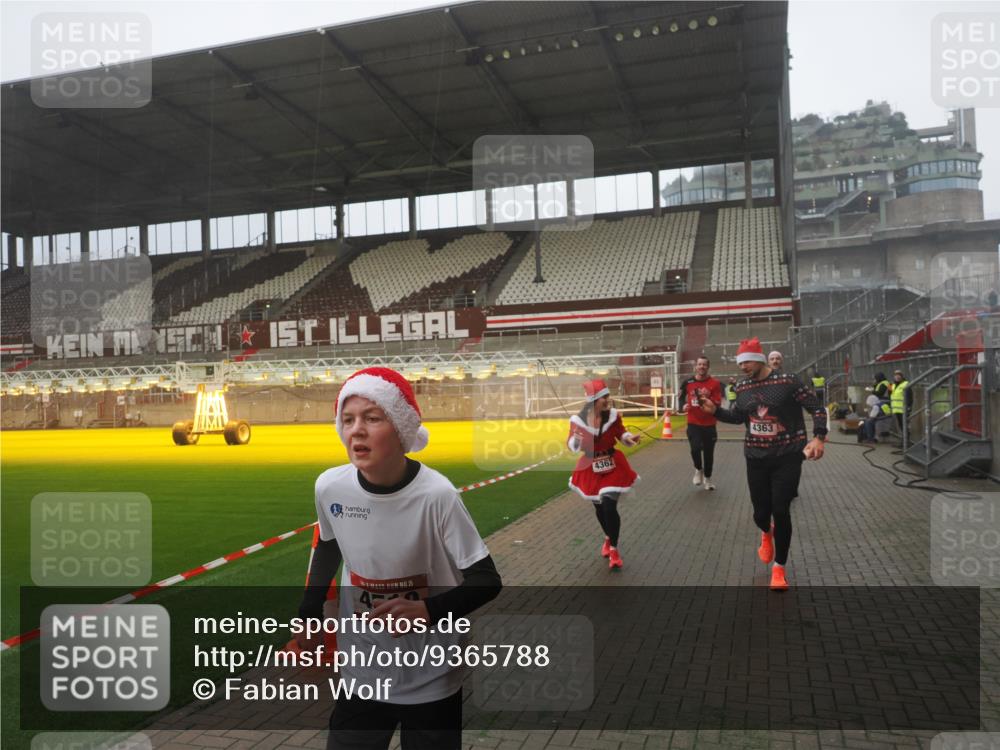 07.12.2025 - St. Pauli X-Mass-Run No. 15 Fabian Wolf http://msf.ph/oto/9365788 07.12.2025 10:16:35 Ziel 2185, 2266, 4362, 4363, 4510 meine-sportfotos.de