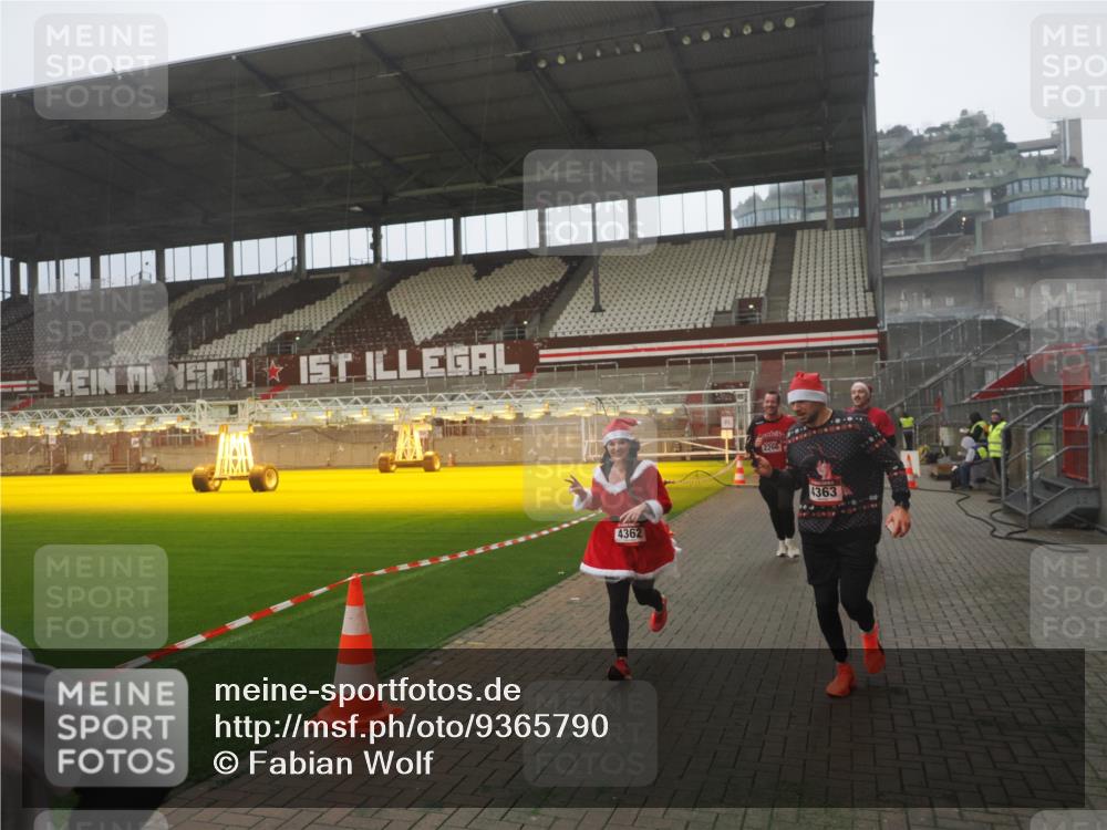 07.12.2025 - St. Pauli X-Mass-Run No. 15 Fabian Wolf http://msf.ph/oto/9365790 07.12.2025 10:16:35 Ziel 2185, 2266, 4362, 4363, 4510 meine-sportfotos.de