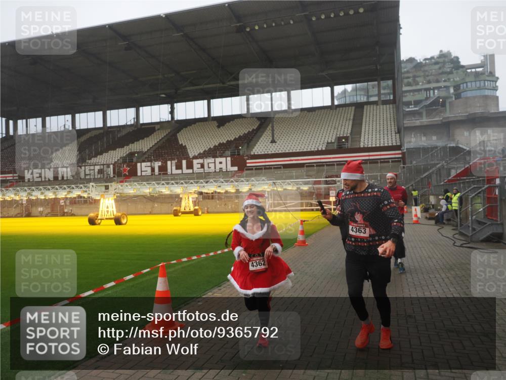 07.12.2025 - St. Pauli X-Mass-Run No. 15 Fabian Wolf http://msf.ph/oto/9365792 07.12.2025 10:16:36 Ziel 2185, 2266, 4362, 4363, 4510 meine-sportfotos.de